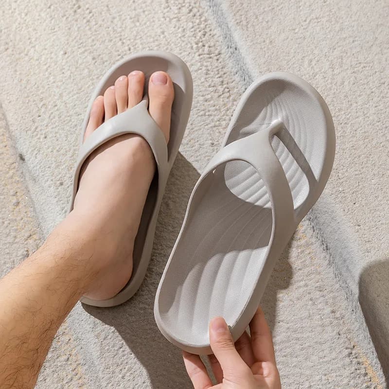 Trendy Men's Flip Flops Fashionable Colors & Non-Slip Soft Sole for Men Lightweight Slippers Couple Leisure Beach Shoes