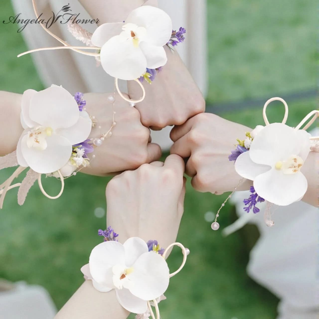 White Wedding Accessories, Pack of 2, 1pc Bride Bridesmaid Wrist Flowers 1pc Groom Groomsman Boutonniere for Men, Corsage Party