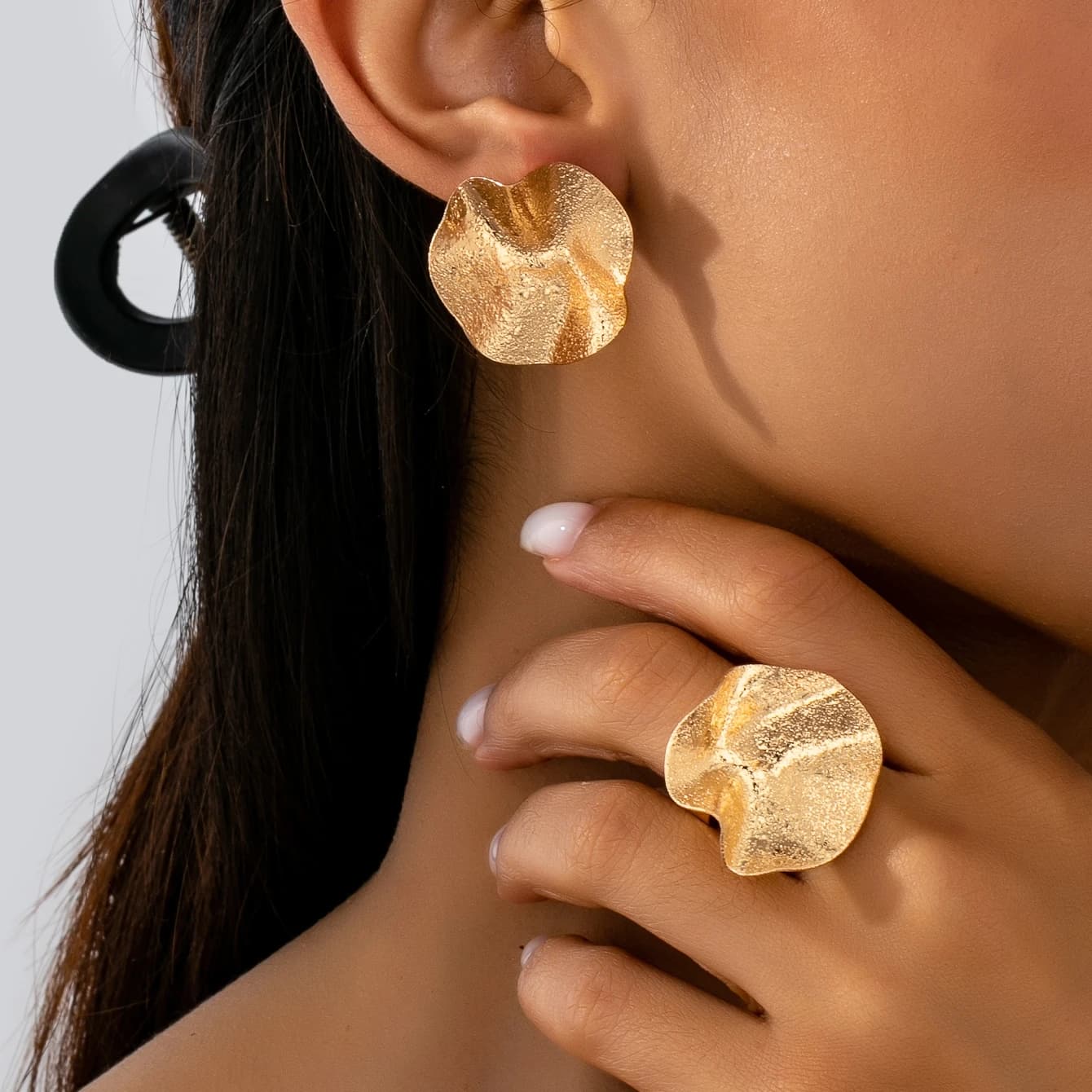 A Set of Women's Jewelry: Irregular Geometric Shapes, Fashionable and Simple Earrings and Ring Set, Suitable for Daily Wear and Vacation Wear