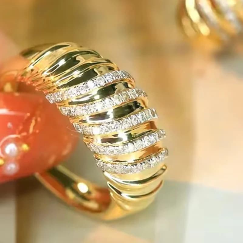 Huitan Trendy Luxury Gold Color Ring Lady Shiny Zirconia Jewelry for Wedding Party Fashion Women Engagement Band Accessories
